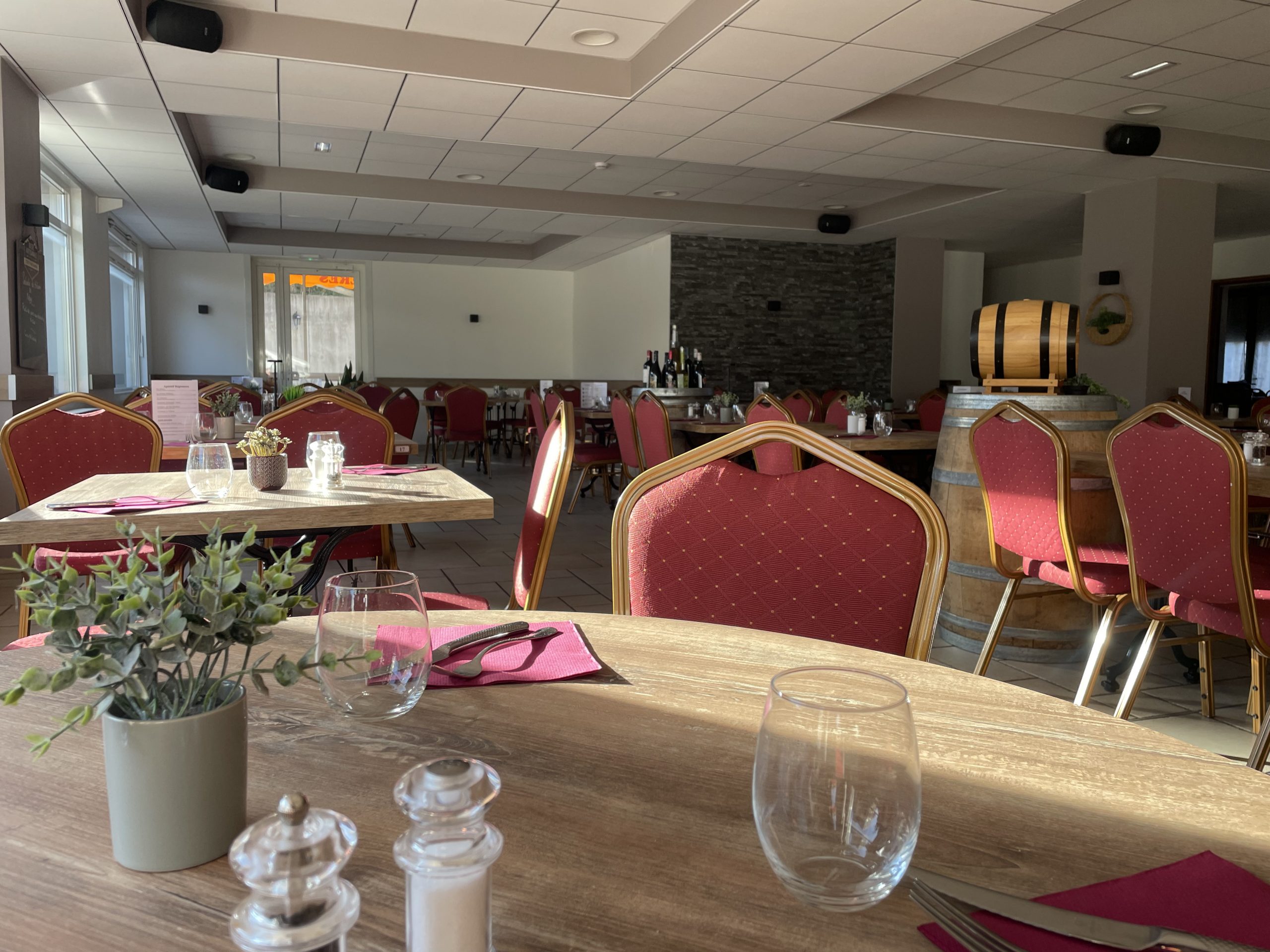 Salle du restaurant Prunières à Aumont-Aubrac